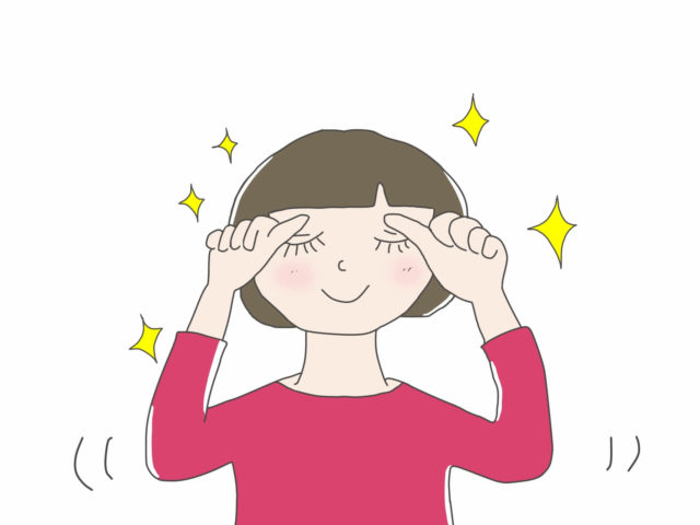 目の周りのマッサージを行う